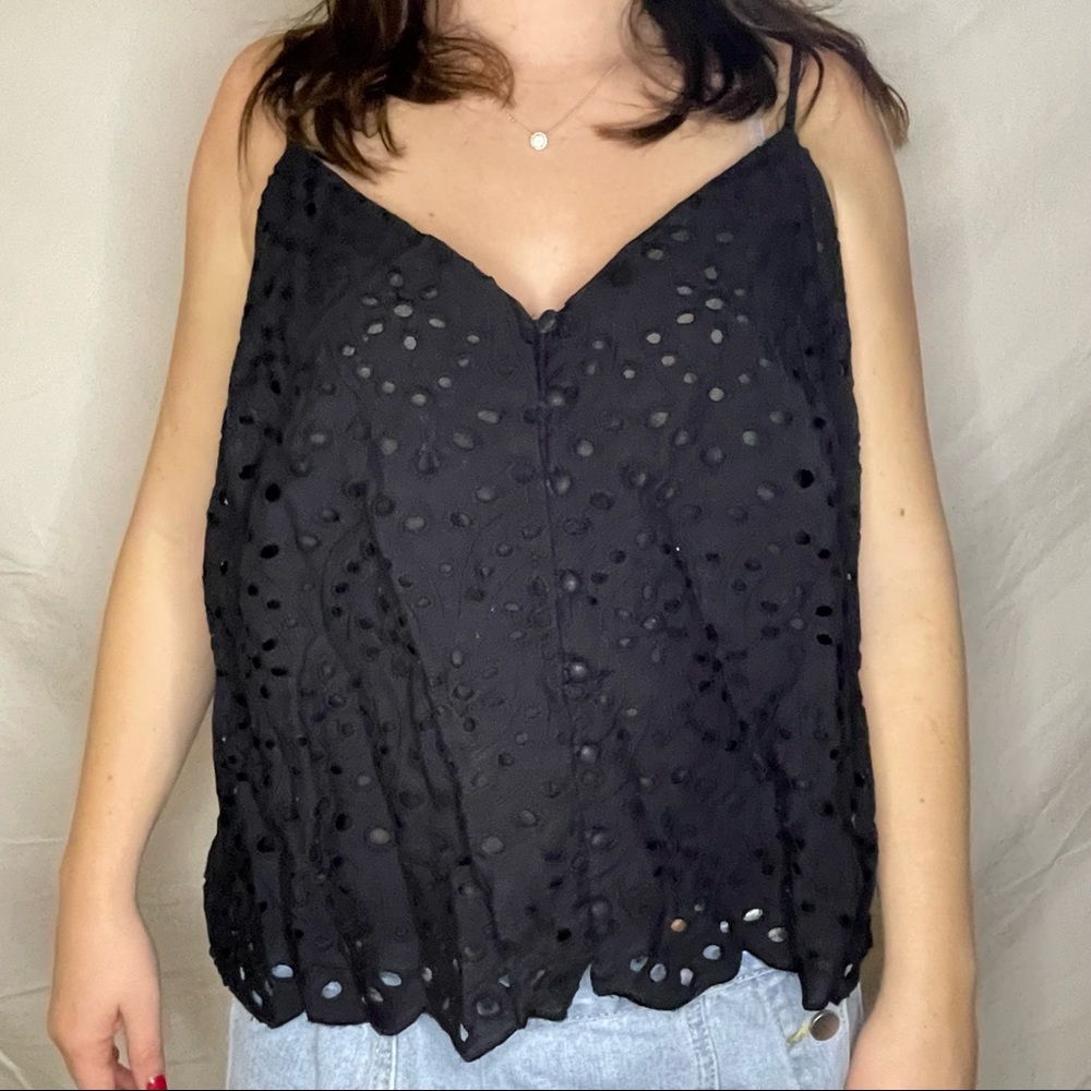🤍 black lace tank top with little buttons 🤍